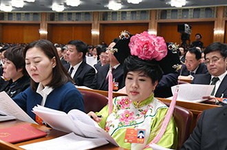 全國(guó)人大代表孫艷玲：做好非遺事業(yè)，讓古老技藝活起來(lái)