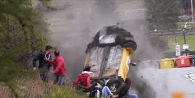 史上最幸運(yùn)撞車(chē)！圍觀群眾躲過(guò)一劫