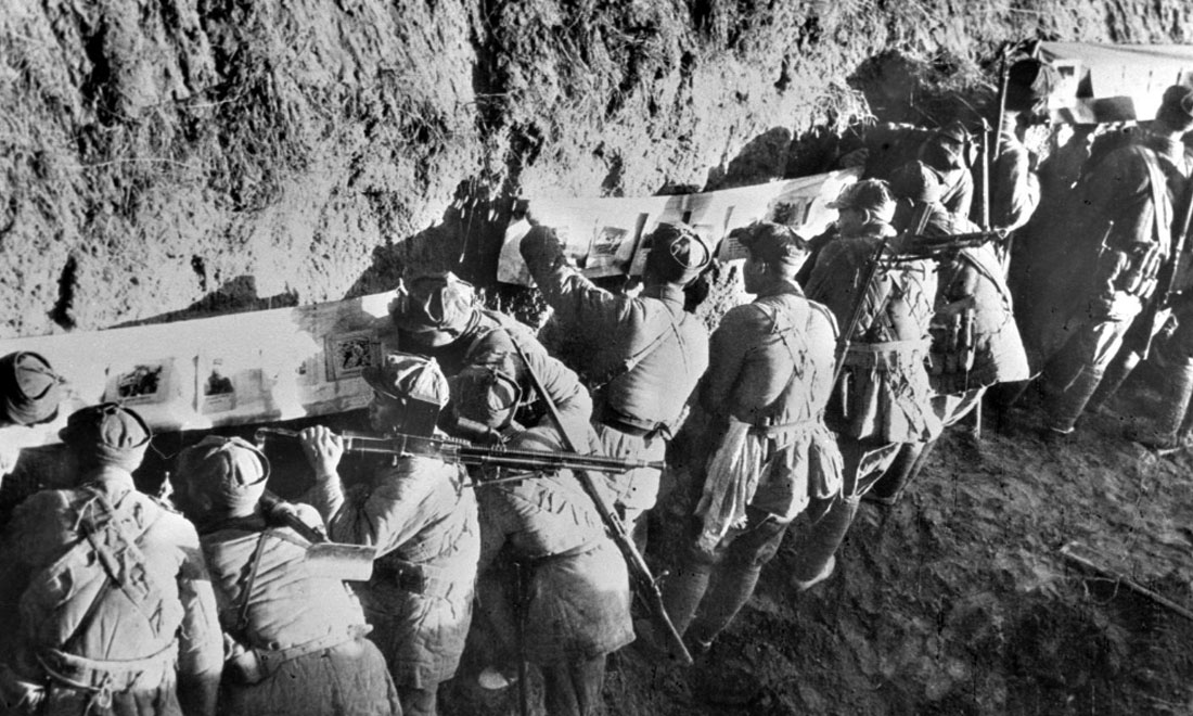 1948年冬，淮海戰(zhàn)役期間，雙堆集前沿陣地舉辦的戰(zhàn)地影展，深受解放軍戰(zhàn)士歡迎。新華社稿  袁克忠攝