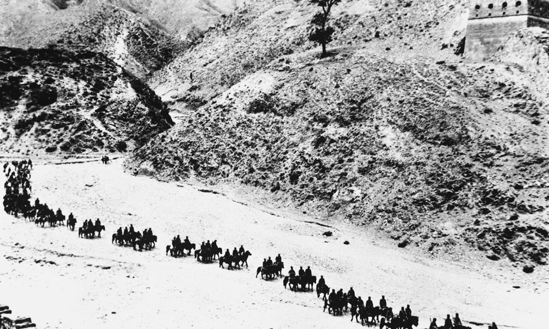 1937年11月太原失守后，八路軍向華北敵后挺進(jìn)，分兵發(fā)動群眾，開展敵后游擊戰(zhàn)爭，創(chuàng)建敵后根據(jù)地。新華社稿　沙飛攝