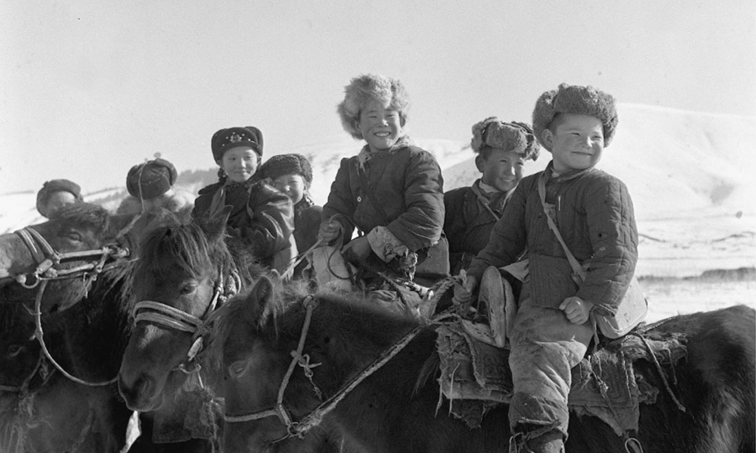 1964年春，新疆伊犁哈薩克自治州昭蘇縣的哈薩克族小學(xué)生們。新華社記者武純展攝