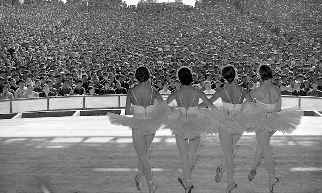 1957年10月，蘇聯(lián)國立新西伯利亞歌劇芭蕾舞劇院為北京石景山鋼鐵廠工人演出。新華社記者鄭震孫攝