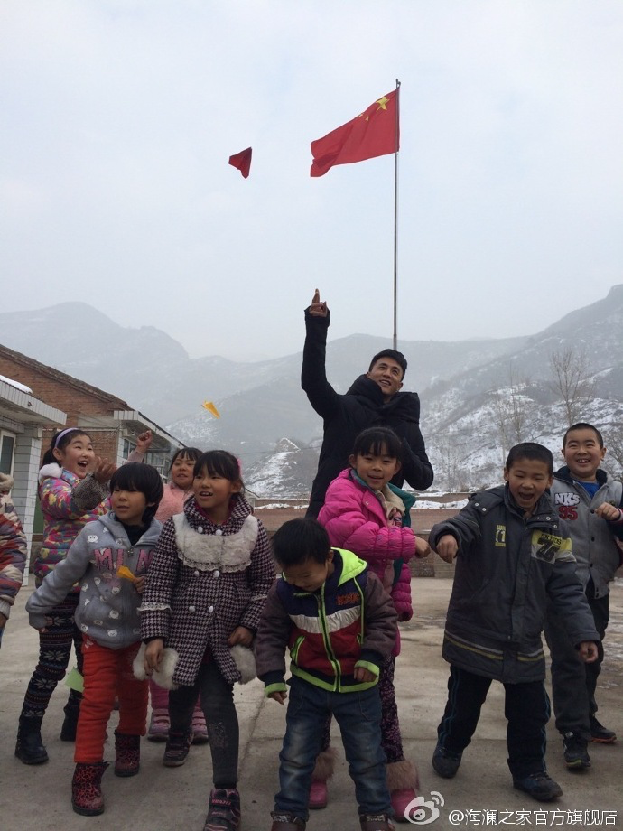 2015年&ldquo;多一克溫暖&rdquo;著名演員杜淳加入溫暖行動。暖男杜淳很快和孩子們打成了一片，他和孩子們聊起了夢想，讓孩子們將它寫在紙上并折成紙飛機，領(lǐng)著孩子們來到操場上將帶著夢想紙飛機放飛。