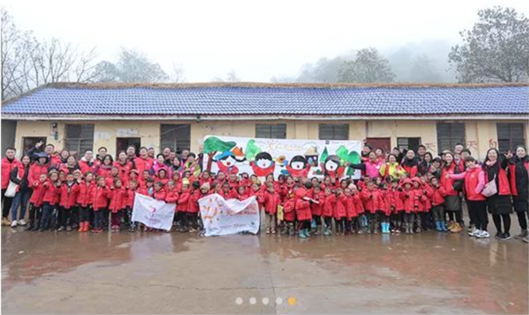 2018年11月6日，&ldquo;多一克溫暖&rdquo;團隊走進大涼山深處。為孩子們送去冬衣的同時，海瀾之家聯(lián)合網(wǎng)易打造在線課程平臺，把優(yōu)質(zhì)的教育資源也傳遞到偏遠山區(qū)。同年，知名導(dǎo)演陸川特別參與監(jiān)制了&ldquo;多一克溫暖&rdquo;微電影《信歌》，為山區(qū)送去&ldquo;暖身又暖心&rdquo;的力量。