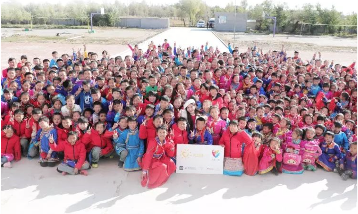 不知不覺，&ldquo;多一克溫暖&rdquo;已經(jīng)步入第六年。2019年10月14日，林志玲首次作為公益同行人，攜手鳳凰網(wǎng)&ldquo;護童計劃&rdquo;，與&ldquo;多一克溫暖&rdquo;一起趕赴內(nèi)蒙古回訪茫汗蘇木中心校的&ldquo;志玲姐姐之家&rdquo;，給那里的孩子送去溫暖。