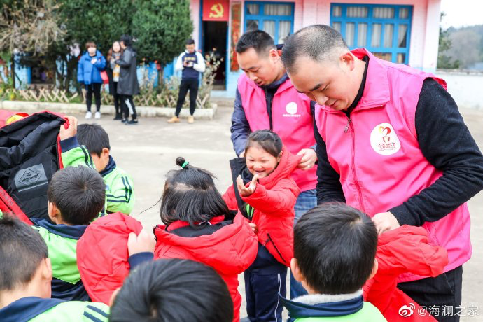 2019年11月，海瀾之家的志愿者們來到了貴州六盤水市的南開鄉(xiāng)。這里地域偏遠溝壑縱橫。志愿團隊就這樣小心謹慎的行駛在霧蒙蒙的山路上，堅持把物資送到了塢鉛小學(xué)的孩子們手里。