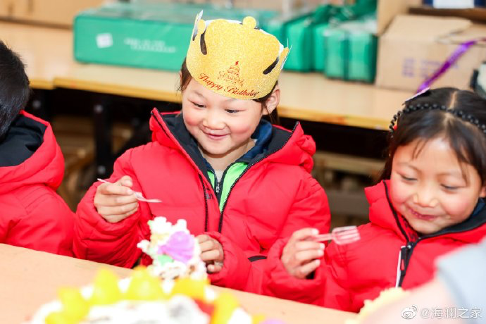 從暖身到暖心，海瀾之家的志愿者們不僅為孩子們帶去了學(xué)習(xí)用品，還帶去了生日蛋糕，給孩子們過了一個難忘的生日party。生長在山區(qū)的他們，過生日也只能和在外打工的父母通個電話，許多孩子還是第一次和這么多人一起吹蠟燭許生日愿望。