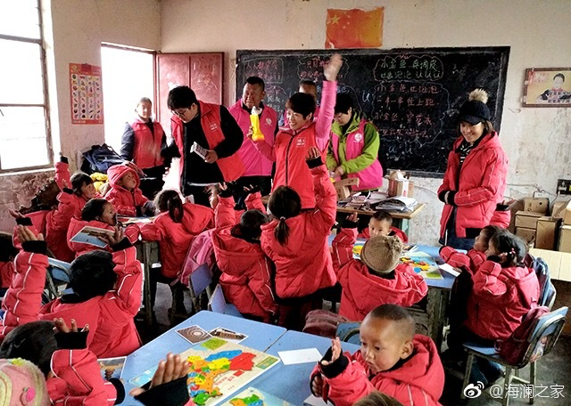 2018年，由海瀾之家攜手網(wǎng)易新聞打造的&ldquo;多一課溫暖&rdquo;課程平臺讓一間間溫暖的課堂走向深山與邊陲。帶著貼合孩子教育需求的線上內(nèi)容和教師、各領(lǐng)域KOL及愛心人士組成的愛心團隊，海瀾之家用實際行動為孩子的教育加溫，踐行&ldquo;多一克溫暖&rdquo;。