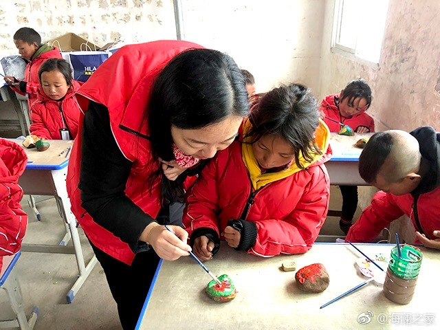 在繪畫課上，孩子們畫出心中想象的世界，不斷汲取關(guān)于美的知識。&ldquo;多一克溫暖&rdquo;帶給孩子們的是未來人生更多的機會與可能。公益行動不應(yīng)只提供物質(zhì)捐贈，更要加強對山區(qū)孩子們精神世界與未來發(fā)展的重視。