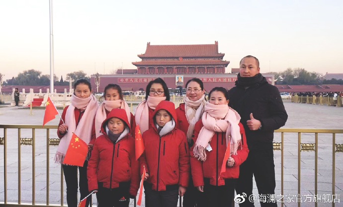 寒令營的第一天，孩子們觀看了升旗儀式，走進故宮暢聽歷史故事。祖國的樣貌開始在他們心里清晰，未來的希望開始在他們心中發(fā)芽。海瀾之家&ldquo;多一克溫暖&rdquo;團隊帶給孩子們精神世界的富足，照亮孩子們夢想的啟蒙之路。