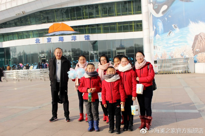 在海洋館，充滿求知欲和好奇心的孩子們像是一個個落入仙境的愛麗絲，不斷地提問，并用手中的紙筆和相機，記錄每一個畫面和知識，說要回去講給其他小伙伴和家人們聽。