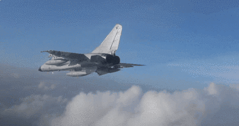 飛豹鎖定&ldquo;敵機(jī)&rdquo;果斷攻擊畫(huà)面緊張