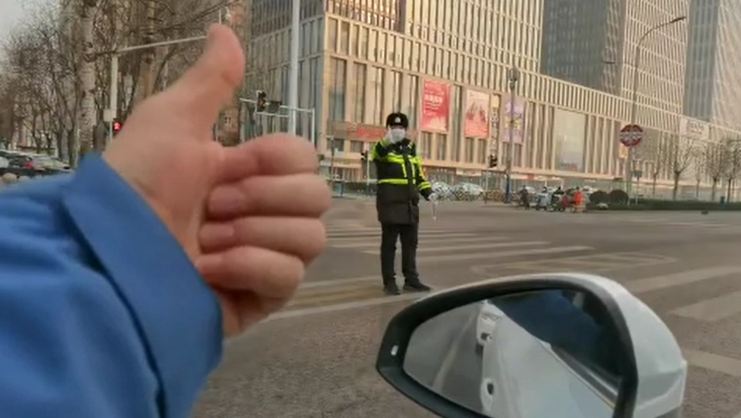 石家莊路人和交警的這個&ldquo;暗號&rdquo;，真暖！