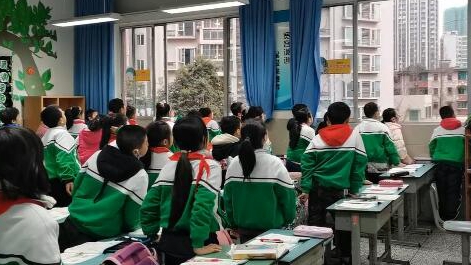 課上到一半，同學(xué)們卻把頭望向了外面！校長說：點(diǎn)贊！