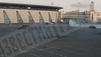 燃燒殆盡 俄男子玩&ldquo;激情漂移&rdquo;把車燒毀