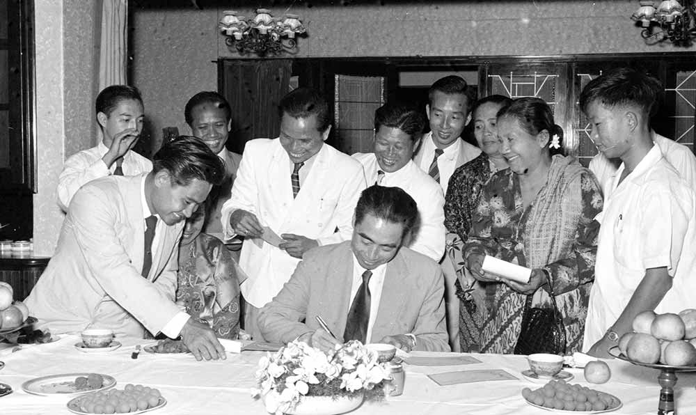 1955年4月25日，為迎接亞非會議而組織的萬隆人民委員會的代表請周恩來總理簽名留念。