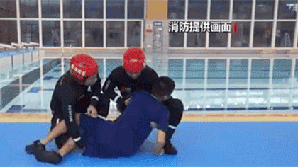 水中遇險(xiǎn) 如何自救與施救？黃金30秒 如何將溺水者救上岸？