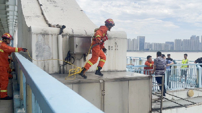 飛躍一撲！杭州消防員10秒救人
