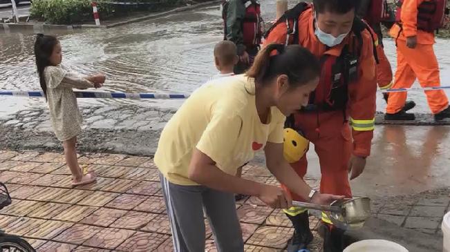 溫暖瞬間！女子帶娃送晚餐感激消防員