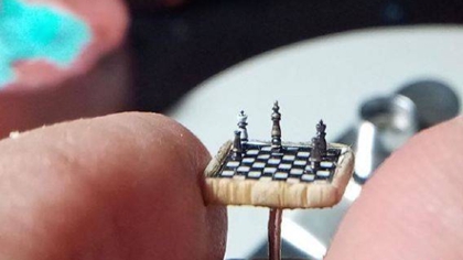 比指甲蓋還小！ 土耳其微雕藝術(shù)家雕出超小國際象棋