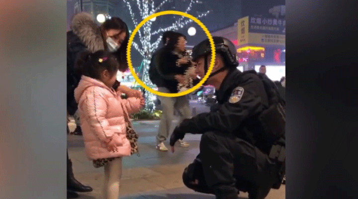 女子被特警圈粉蹲地拍照不想走，男友接下來的舉動驚呆網友