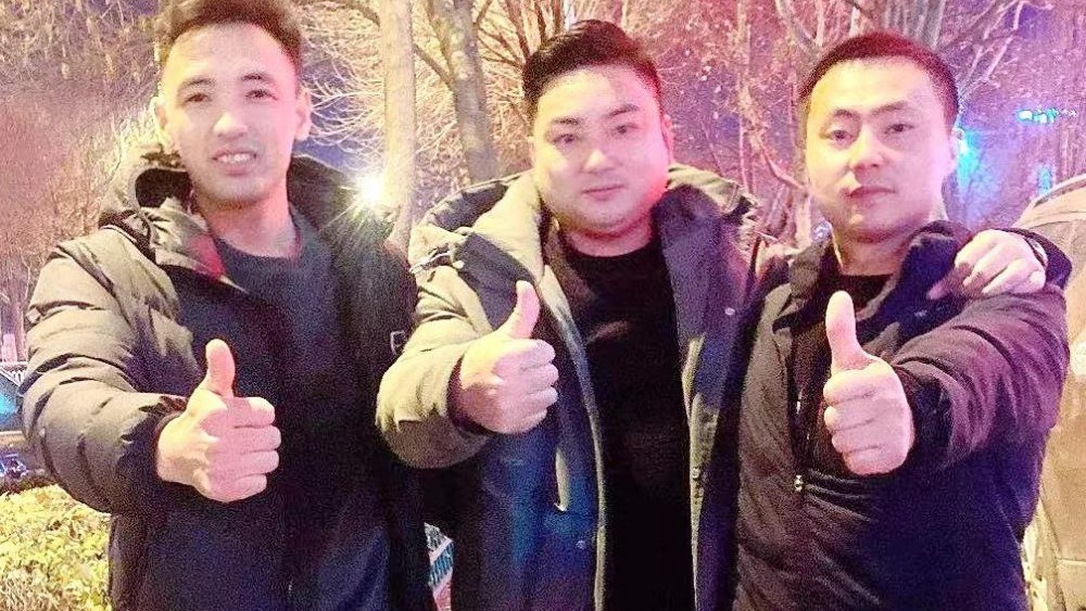 熱點(diǎn)快追｜路面結(jié)冰大貨車開(kāi)始溜車！24塊&ldquo;救命石&rdquo;幫助緊急脫險(xiǎn)