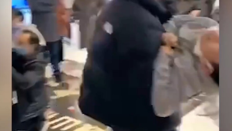 浙江一電影院發(fā)生事故多人送醫(yī)，現(xiàn)場(chǎng)家長(zhǎng)懷抱兒童奔走