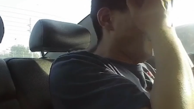 這人啥情況？他在警車(chē)上都能睡著