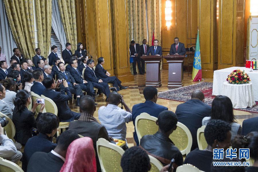 5月4日，國(guó)務(wù)院總理李克強(qiáng)在亞的斯亞貝巴與埃塞俄比亞總理海爾馬里亞姆舉行會(huì)談。這是會(huì)談后，李克強(qiáng)與海爾馬里亞姆共同會(huì)見記者。 新華社記者 王曄 攝