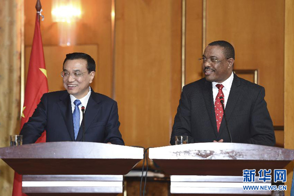 5月4日，國(guó)務(wù)院總理李克強(qiáng)在亞的斯亞貝巴與埃塞俄比亞總理海爾馬里亞姆舉行會(huì)談。這是會(huì)談后，李克強(qiáng)與海爾馬里亞姆共同會(huì)見記者。 新華社記者 李學(xué)仁 攝
