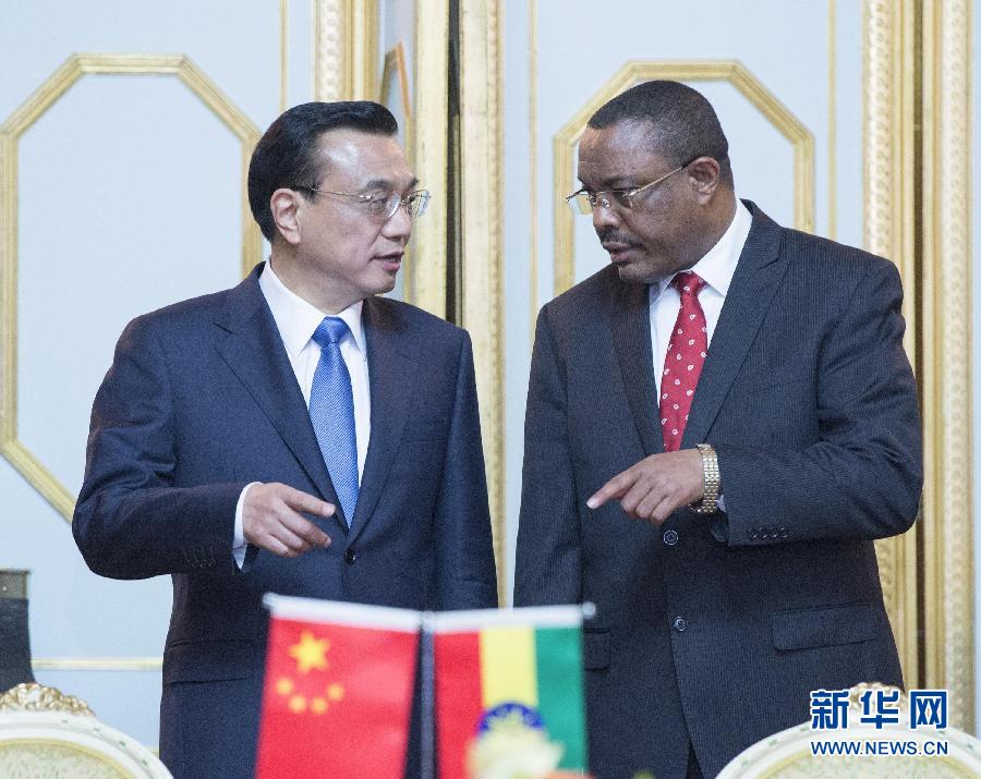 5月4日，中國國務(wù)院總理李克強(qiáng)在亞的斯亞貝巴與埃塞俄比亞總理海爾馬里亞姆舉行會(huì)談。這是會(huì)談后，李克強(qiáng)與海爾馬里亞姆共同出席有關(guān)文件簽字儀式。 新華社記者 王曄 攝