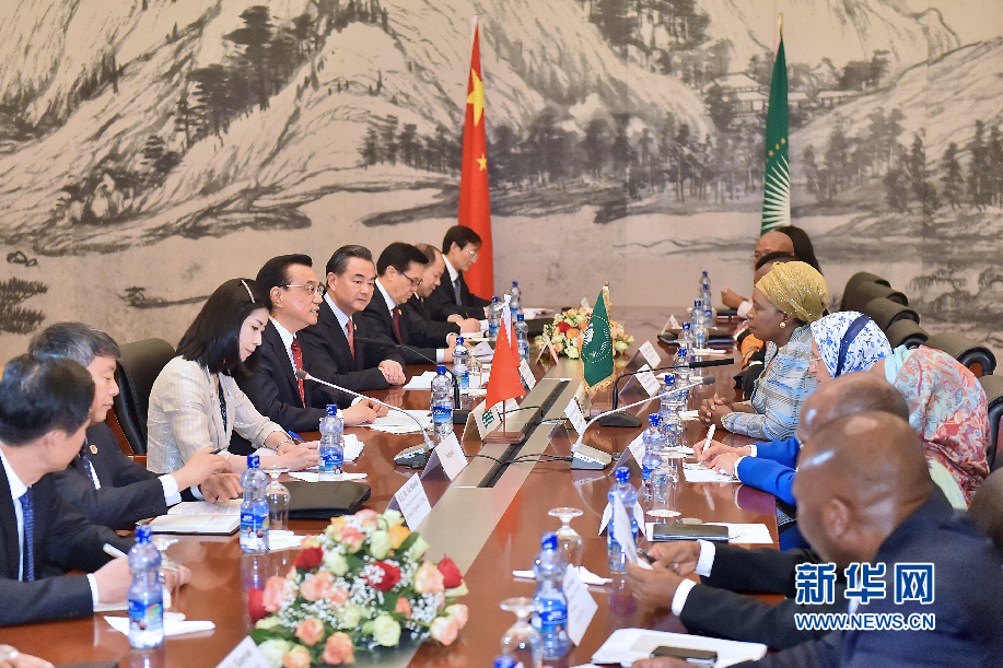 5月5日，中國國務(wù)院總理李克強在亞的斯亞貝巴非洲聯(lián)盟總部會見非盟委員會主席祖馬。 新華社記者李濤攝