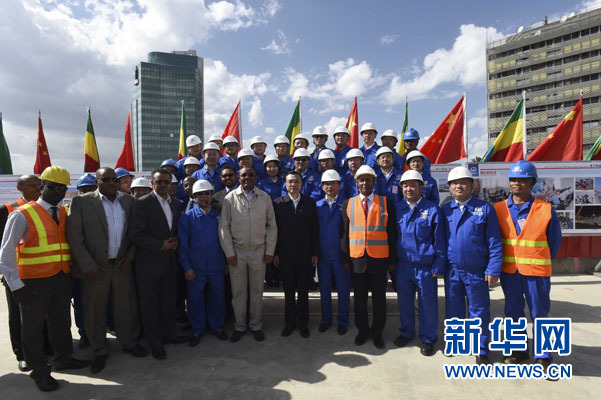 這是李克強同海爾馬里亞姆與施工人員合影留念。新華社記者 李學仁 攝