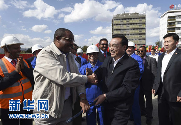 5月5日，中國國務(wù)院總理李克強考察亞的斯亞貝巴輕軌項目，埃塞俄比亞總理海爾馬里亞姆陪同。新華社記者 李學仁 攝