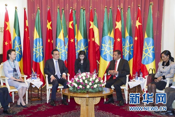 李克強總理夫人程虹、穆拉圖總統(tǒng)夫人梅阿扎參加會見。新華社記者王曄攝