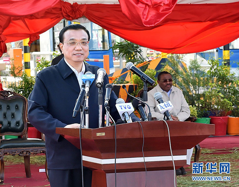 5月5日，國(guó)務(wù)院總理李克強(qiáng)與埃塞俄比亞總理海爾馬里亞姆共同出席亞的斯亞貝巴-阿達(dá)瑪高速公路一期竣工揭牌典禮，并為二期工程開(kāi)工奠基剪彩。這是李克強(qiáng)在典禮上致辭。新華社記者 李濤 攝 