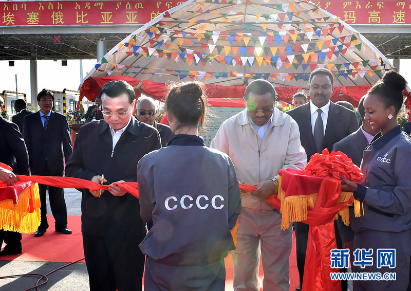 5月5日，中國(guó)國(guó)務(wù)院總理李克強(qiáng)與埃塞俄比亞總理海爾馬里亞姆共同出席亞的斯亞貝巴-阿達(dá)瑪高速公路一期竣工揭牌典禮，并為二期工程開(kāi)工奠基剪彩。這是李克強(qiáng)與海爾馬里亞姆共同為亞的斯亞貝巴-阿達(dá)瑪高速公路二期工程開(kāi)工剪彩。新華社記者 李濤 攝 