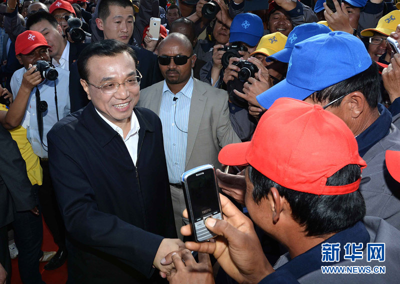 5月5日，中國(guó)國(guó)務(wù)院總理李克強(qiáng)與埃塞俄比亞總理海爾馬里亞姆共同出席亞的斯亞貝巴-阿達(dá)瑪高速公路一期竣工揭牌典禮，并為二期工程開(kāi)工奠基剪彩。這是典禮結(jié)束后，李克強(qiáng)同工程施工人員親切交談。新華社記者 李濤 攝 