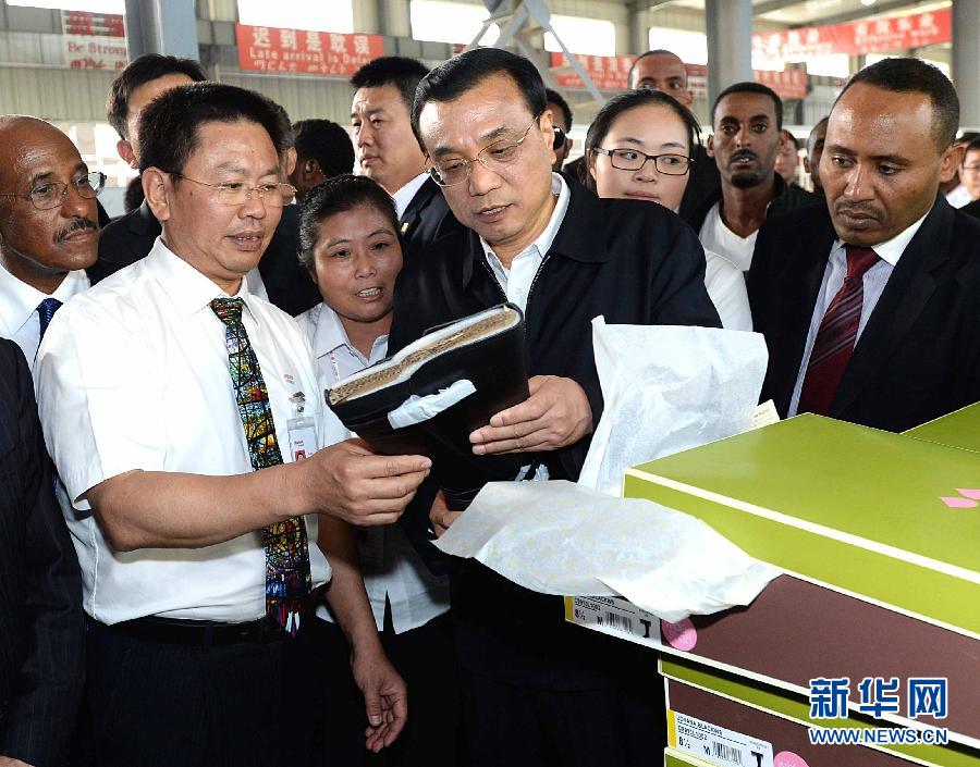 5月5日，中國(guó)國(guó)務(wù)院總理李克強(qiáng)在埃塞俄比亞總理海爾馬里亞姆陪同下參觀東方工業(yè)園。這是李克強(qiáng)在生產(chǎn)車(chē)間聽(tīng)取負(fù)責(zé)人介紹生產(chǎn)情況。新華社記者 李濤 攝