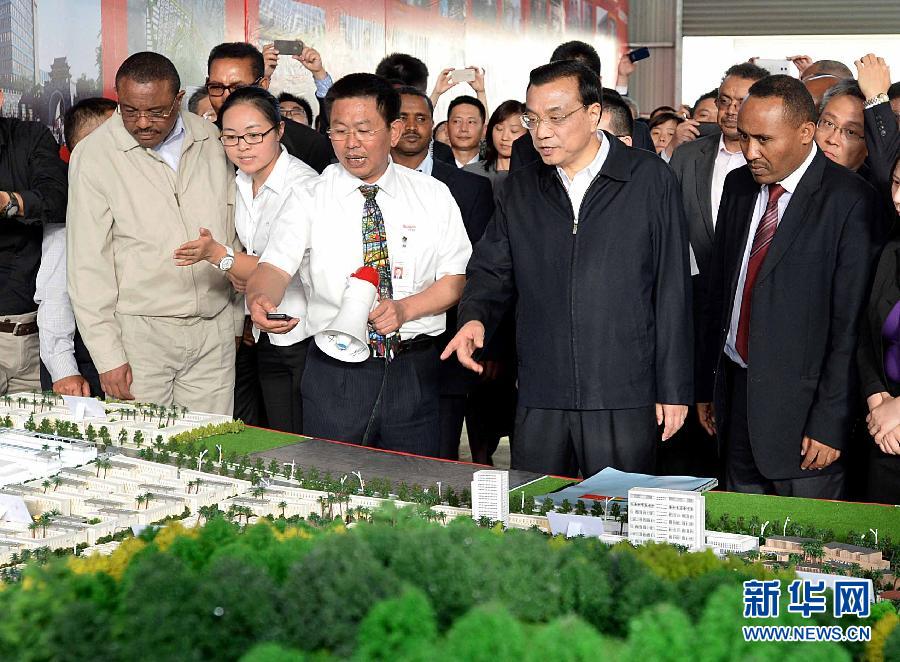  5月5日，中國(guó)國(guó)務(wù)院總理李克強(qiáng)在埃塞俄比亞總理海爾馬里亞姆陪同下參觀東方工業(yè)園。這是李克強(qiáng)與海爾馬里亞姆（左一）一起觀看工業(yè)園沙盤(pán)展示。新華社記者 李濤