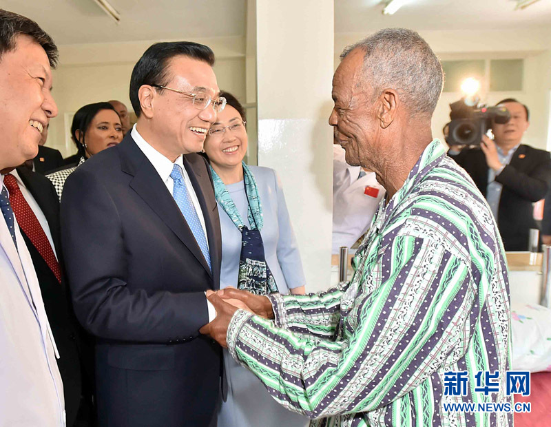 5月6日，中國(guó)國(guó)務(wù)院總理李克強(qiáng)與埃塞俄比亞總統(tǒng)穆拉圖一同來(lái)到亞的斯亞貝巴阿勒塔醫(yī)院，看望受益于中國(guó)免費(fèi)白內(nèi)障手術(shù)&ldquo;光明行&rdquo;活動(dòng)的埃塞俄比亞患者。新華社記者 李濤 攝 