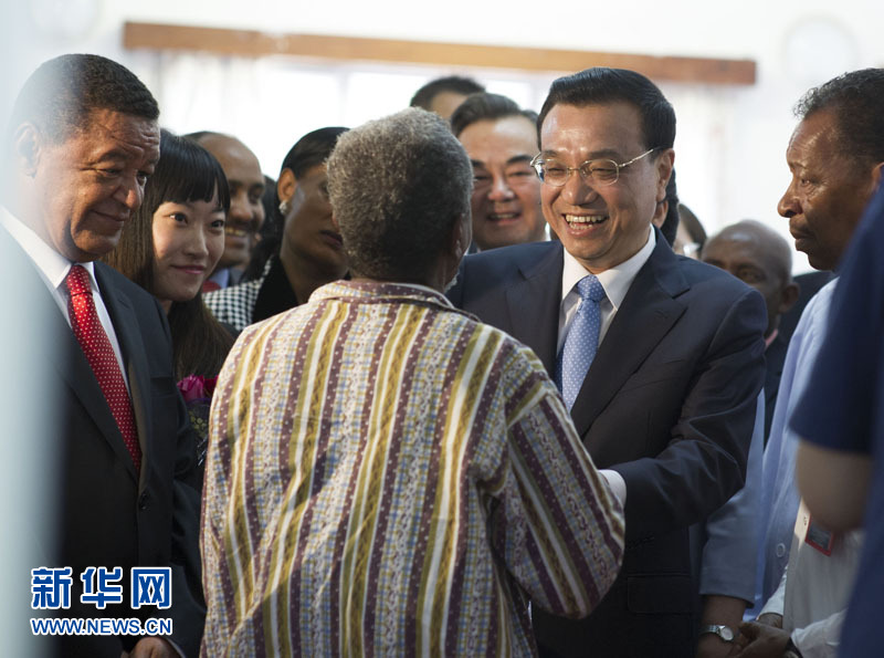 5月6日，中國(guó)國(guó)務(wù)院總理李克強(qiáng)與埃塞俄比亞總統(tǒng)穆拉圖一同來(lái)到亞的斯亞貝巴阿勒塔醫(yī)院，看望受益于中國(guó)免費(fèi)白內(nèi)障手術(shù)&ldquo;光明行&rdquo;活動(dòng)的埃塞俄比亞患者。新華社記者 謝環(huán)馳 攝 