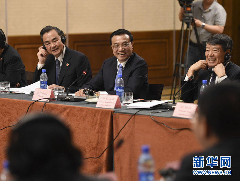  5月6日，國務(wù)院總理李克強(qiáng)在埃塞俄比亞首都亞的斯亞貝巴出席中非經(jīng)貿(mào)人文座談會。 新華社記者 李學(xué)仁 攝 