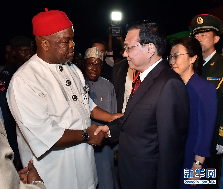    5月6日，應(yīng)尼日利亞總統(tǒng)喬納森邀請，國務(wù)院總理李克強乘專機抵達阿布賈國際機場，開始對尼日利亞進行正式訪問。李克強總理夫人程虹同機抵達。新華社記者 李濤 攝 
