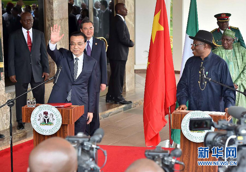 5月7日，中國國務(wù)院總理李克強在阿布賈與尼日利亞總統(tǒng)喬納森會談后共同會見記者，并回答記者提問。 新華社記者李濤攝 