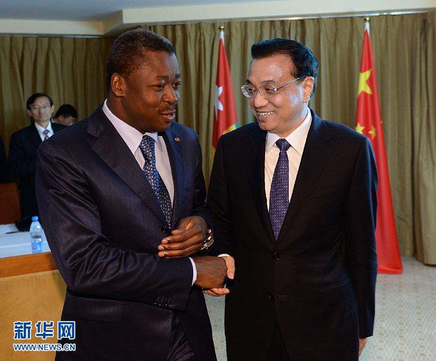 5月7日，正在尼日利亞訪問的中國國務(wù)院總理李克強(qiáng)在阿布賈會見出席第24屆世界經(jīng)濟(jì)論壇非洲峰會全會的多哥總統(tǒng)福雷。 新華社記者 李濤 攝 