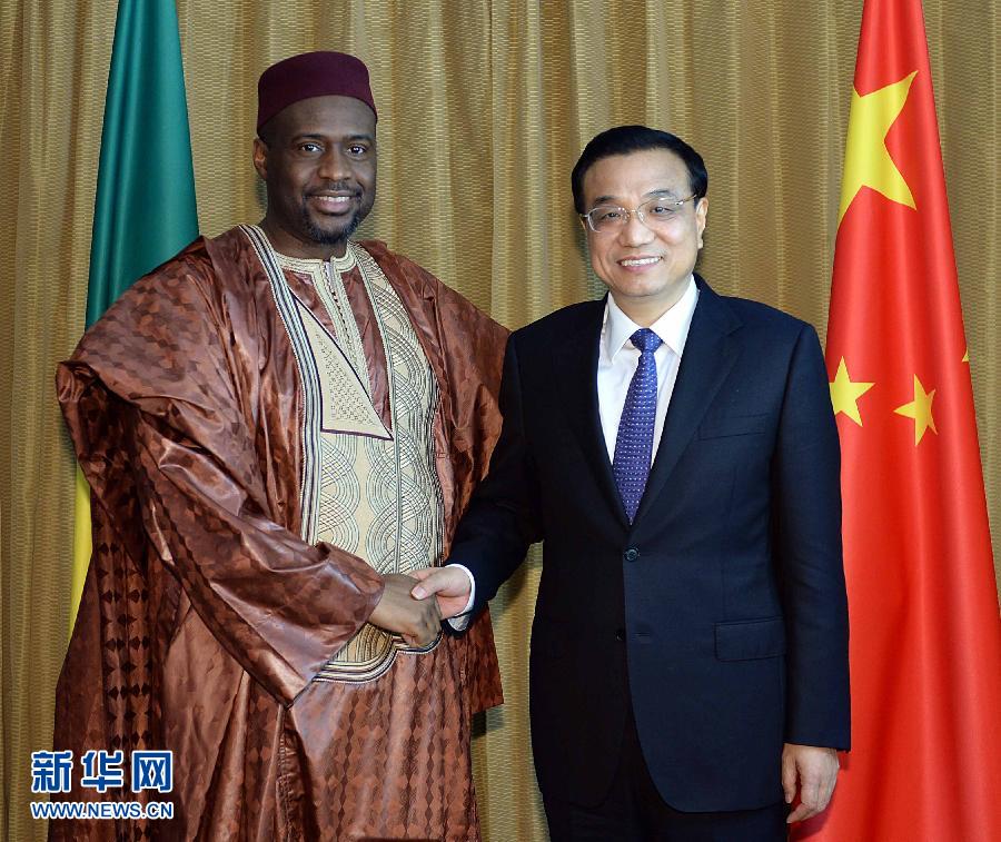 5月7日，正在尼日利亞訪問的國務(wù)院總理李克強(qiáng)在阿布賈會見出席第24屆世界經(jīng)濟(jì)論壇非洲峰會全會的馬里總理馬拉。 新華社記者 李濤 攝 