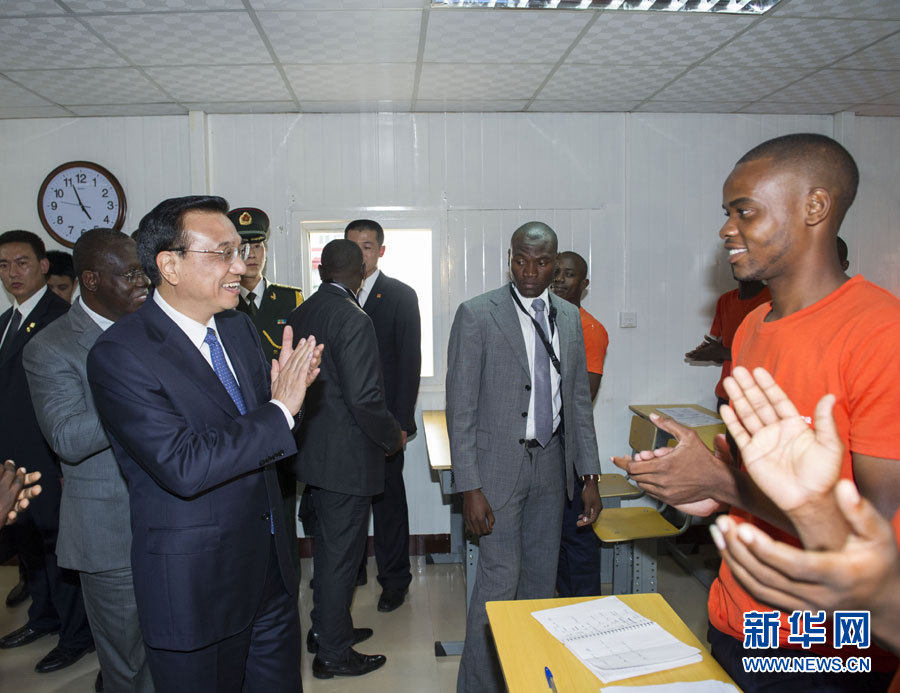 這是李克強(qiáng)在學(xué)校教室內(nèi)同正在上課的學(xué)生互動交流。新華社記者王曄攝