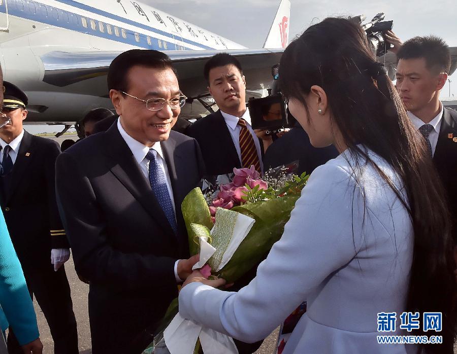 5月8日，應(yīng)安哥拉總統(tǒng)多斯桑托斯邀請，中國國務(wù)院總理李克強乘專機抵達羅安達二月四日國際機場，開始對安哥拉進行正式訪問。 新華社記者李濤 攝 