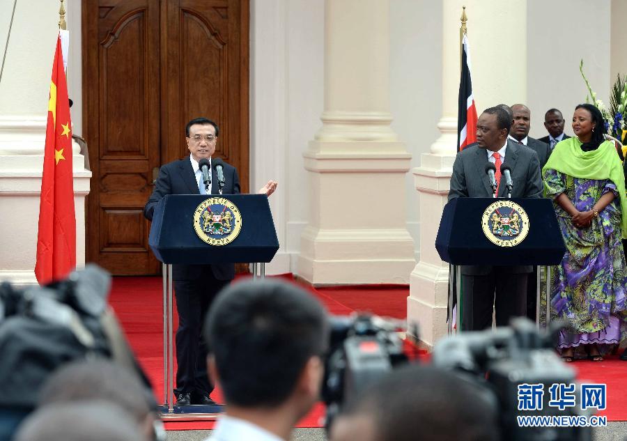 5月10日，中國國務(wù)院總理李克強在肯尼亞國家宮與肯總統(tǒng)肯雅塔舉行會談后共同會見記者。 新華社記者 李濤 攝 